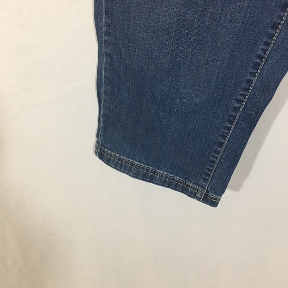 Women’s Levi’s Dark Washed Capris Pants - Picture 3 of 14